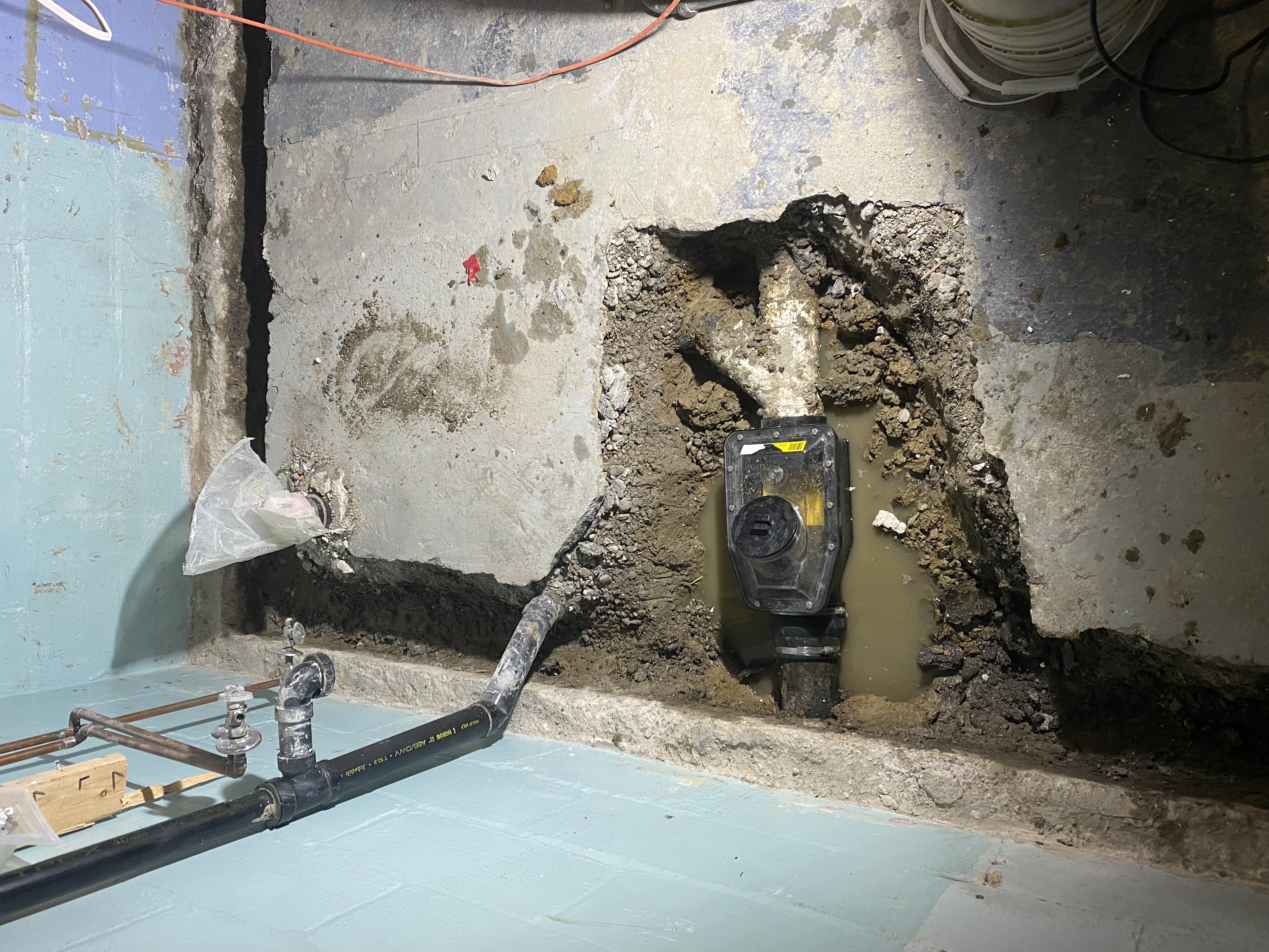 Sump pump with interior drainage