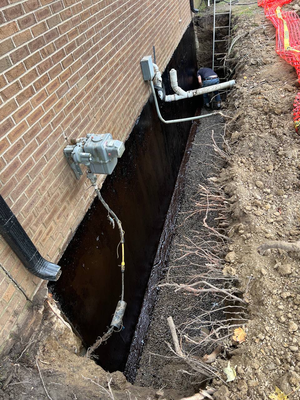 Exterior drainage tile system installation with gravel